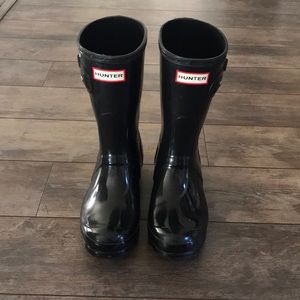 Short glossy woman hunter boots.